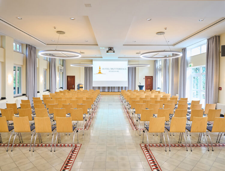 Hotel_Mutterhaus_200826_68876 Großer Saal Stuhlreihen frontal